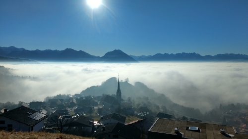 Bergdorf über Nebel